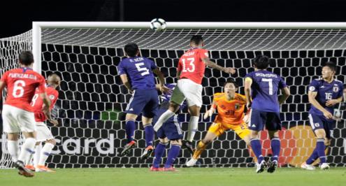 بالفيديو.. حامل اللقب ينذر منافسيه.. تشيلي يكتسح اليابان برباعية